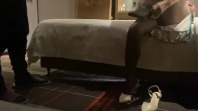 为人师表反差已婚母狗背着老公带情人来偷情内射