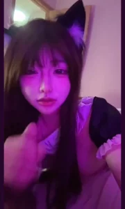 狐狸眼小骚逼口爆吞精，大方展示嘴里的精液